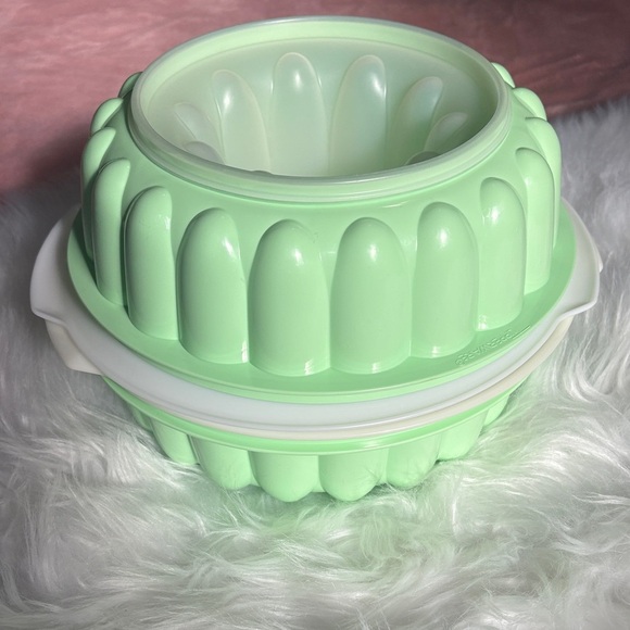 Tupperware Mint Green and White Jello-Ring - Picture 6 of 6